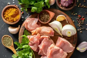 Porc au yaourt et curry, un délice parfumé à la coriandre