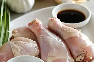 Poulet mariné à la citronnelle et au soja sucré