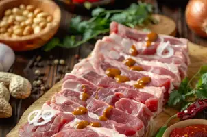 Porc épicé aux oignons et arachides croquantes