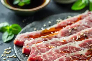 Porc caramélisé au miel et gingembre, éclats de sésame