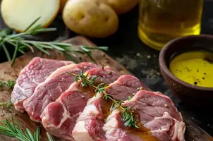 Porc caramélisé au miel et moutarde, accompagné de pommes de terre au romarin