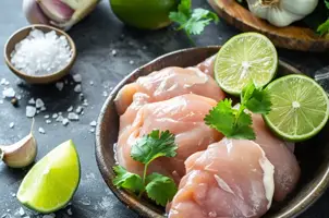Poulet crémeux au lait de coco et citron vert, parfumé à l'ail et à la coriandre