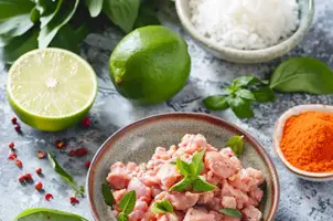 Agneau épicé au curry rouge et lait de coco, parfumé au basilic thaï et citron vert