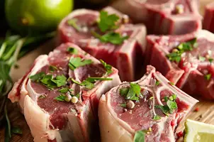 Agneau épicé au cumin et citron vert, parfumé à l'ail et à la coriandre