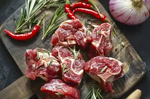 Agneau épicé aux oignons et moutarde d'olive