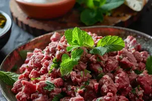 Agneau épicé en pita avec yaourt et menthe fraîche