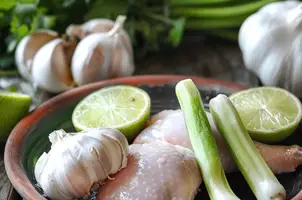 Poulet aux saveurs d'ail et de citron vert épicé au cumin et à la coriandre