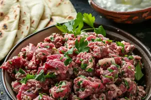 Délice d'agneau haché aux épices et yaourt dans un pain pita