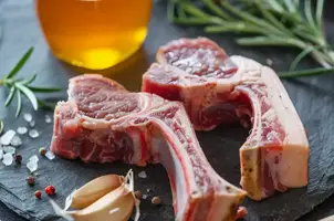 Agneau rôti au miel et moutarde, parfumé au romarin et à l'ail