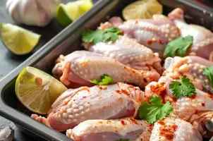 Poulet épicé au paprika et citron vert, parfumé à l'ail et à la coriandre