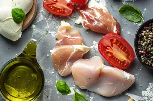 Dinde rôtie aux tomates cerises et mozzarella, parfumée au basilic frais
