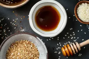Dinde caramélisée au miel et au gingembre, sauce soja et sésame