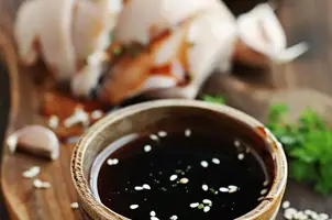 Dinde caramélisée au miel et sésame, sauce soja et ail