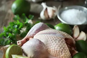 Dinde épicée au cumin et citron vert, parfumée à l'ail et à la coriandre