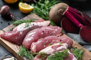 Dinde rôtie aux betteraves et crème fraîche, parfumée à l'aneth et au citron