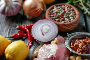 Dinde épicée aux oignons et arachides, un zeste de citron