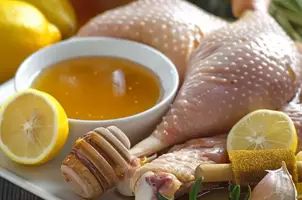Dinde rôtie au miel et moutarde, parfumée au citron et romarin
