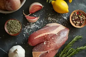 Canard mariné au yaourt grec et aux herbes de Provence, parfumé au citron et à l'ail