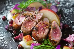 Canard aux baies de genièvre et crème fraîche, pommes et aneth en harmonie