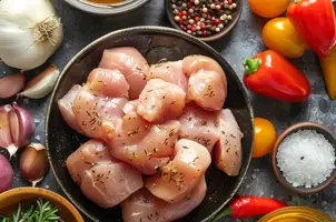 Poulet épicé à la suya et légumes croquants