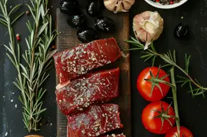 Délices de cerf aux tomates cerises et olives noires
