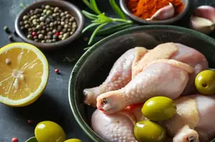 Poulet aux épices tunisiennes et olives vertes, un zeste de citron et d'ail