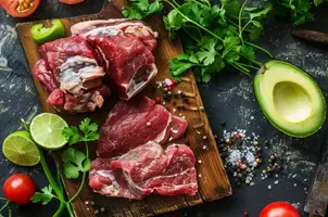 Cerf épicé en tortillas de maïs avec avocat et coriandre