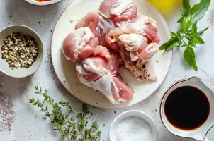 Délice de lapin à l'ail et au paprika, parfumé au vin blanc et à l'huile d'olive