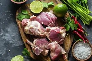 Lapin exotique au lait de coco, citron vert et coriandre avec une touche de piment rouge