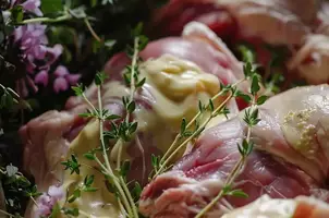 Lapin mijoté au vin blanc, moutarde et thym avec crème fraîche
