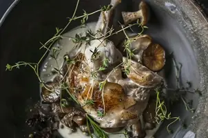 Lapin aux baies de genièvre, crème fraîche et champignons sauvages à l'aquavit