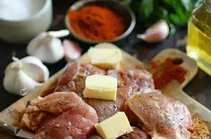 Lapin épicé au berbere et oignons caramélisés au beurre clarifié