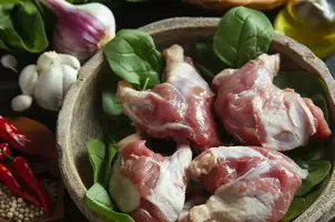 Délice de lapin aux épinards et piment en huile de palme