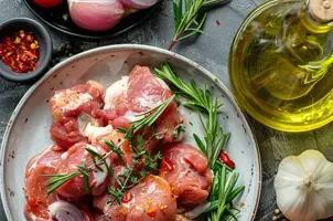 Lapin épicé au peri-peri avec oignons et tomates à l'huile d'olive