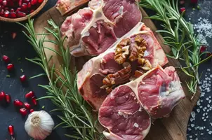 Lapin au safran, grenade et noix avec oignons caramélisés