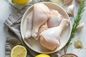 Poulet mariné au cumin et yaourt, éclats d'ail et zeste de citron