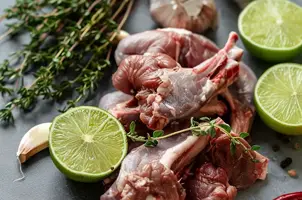 Lapin au citron vert, ail et piment parfumé au thym