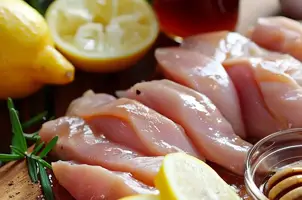 Poulet au miel et à la sauce soja, éclats de citron et d'ail