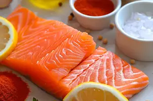 Saumon envoûtant à l'huile d'olive, ail et paprika fumé avec une touche de citron