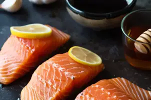Saumon laqué au miel, gingembre et sauce soja