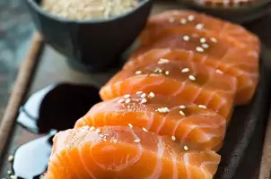 Saumon laqué au miel et gingembre, parsemé de graines de sésame