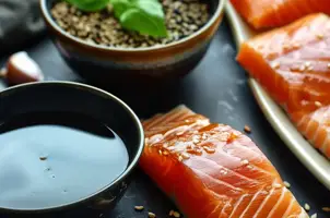 Saumon caramélisé à la sauce soja et miel, parsemé de graines de sésame et d'ail
