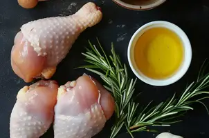 Poulet rôti au miel et moutarde, parfumé à l'ail et au romarin