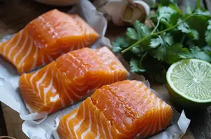 Saumon mariné au yaourt et curry, parfumé au citron vert et coriandre fraîche