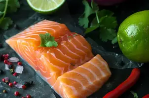 Saumon mariné au citron vert, coriandre et piment rouge