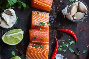 Saumon mariné au citron vert, coriandre et piment rouge