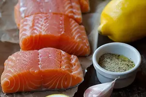Saumon épicé au berbere, ail et citron à l'huile d'olive