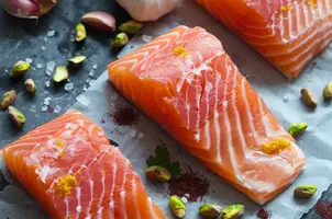 Saumon au safran et pistaches, parfumé au jus de citron et à l'ail