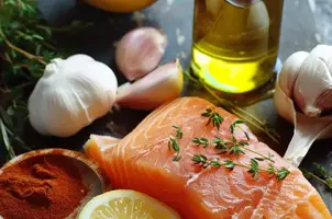 Saumon envoûtant au citron et cumin, parfumé à l'ail et huile d'olive