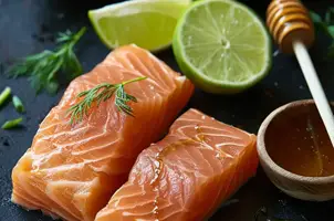 Saumon mariné au citron vert, miel et gingembre, parfumé à la coriandre